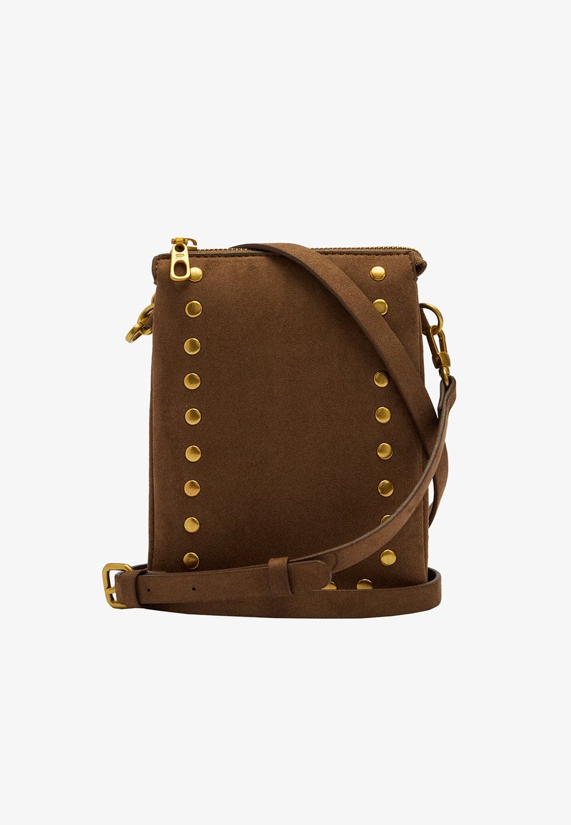Brązowa zamszowa torebka na ramię z złotymi ćwiekami po jednej stronie, regulowanym paskiem i zapinana na zamek u góry. Gładka tekstura.