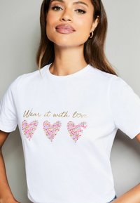 Lipsy REGULAR FIT ROUND NECK WEAR IT WITH LOVE  - Apdrukāts T-krekls - white