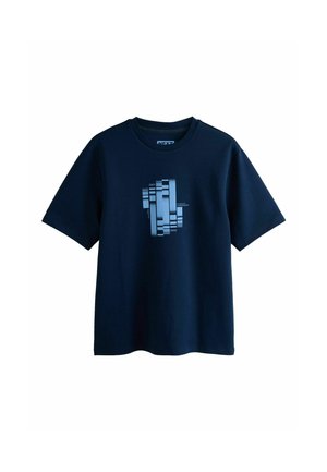 Mørkeblå T-shirt med korte ærmer, lys blå abstrakt grafik og lille tekst på brystet, rund halsudskæring og afslappet pasform.