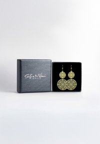 Orecchini in oro, tagliati al laser, con forme circolari che presentano un motivo a macchie. Presentati in una scatola quadrata grigia foderata in velluto nero.