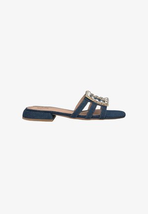 Sandali in denim con tacco basso a blocco, caratterizzati da tre cinturini e un dettaglio decorativo di strass nella parte anteriore.