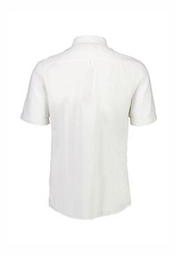 Camisa blanca de manga corta hecha de tela ligera, con cuello abotonado, espalda sin costuras y mangas remangadas. Textura uniforme en toda la prenda.