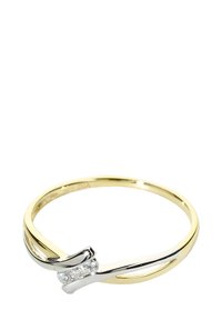 Auksinė ir sidabrinė žiedas su įsukta forma, puošiamas trimis skaidriais brangakmeniais, įmontuotais lygiame, poliruotame paviršiuje.