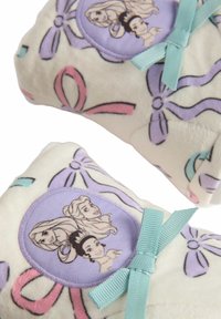 Två plyschkuddar i vitt med pastellrosa och lavendelfärgat ribbönsmönster. Har en rund lapp med tecknade figurer och ett blått band.