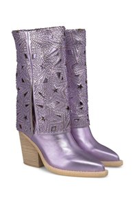 Stivali alla caviglia metallici viola con ritagli geometrici e dettagli borchiati, dotati di tacco in legno sovrapposto e punta affusolata.