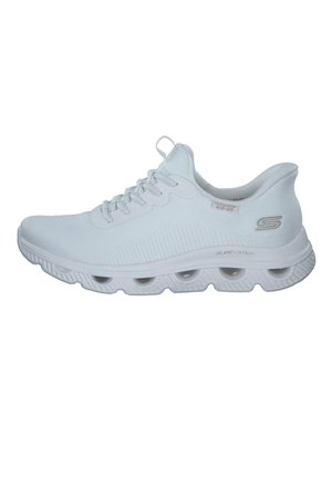 Weißer Skechers Glide-Step Sportschuh mit atmungsaktivem Obermaterial aus Stoff und gepolsterter Sohle mit sichtbaren Luftpolstern.