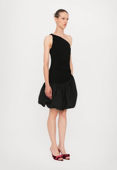 Robe noire à épaule unique avec un corsage ajusté et une jupe volumineuse et froncée. Tissu lisse avec une surface texturée.