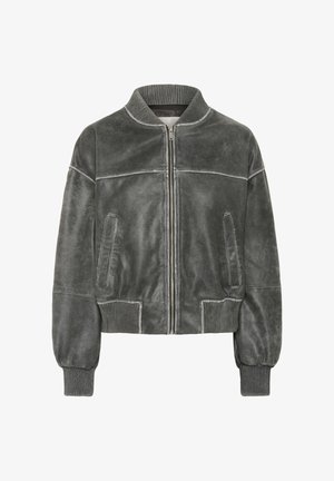 Veste bomber en cuir gris avec un col côtelé. Elle possède un zip sur le devant, deux poches latérales et un tissu texturé avec des détails de couture visibles.