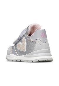Scarpa sportiva argento con un accento rosa, caratterizzata da un'applicazione a forma di cuore in glitter, tomaia in materiale sintetico, fascia in Velcro e suola leggera.
