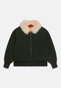 Mørk grønn bomberjakke med beige fuskepelskrage, front glidelås, sidelommer og elastiske mansjetter, med oransje innerfôr.