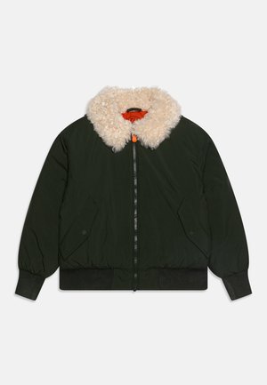 Mørk grønn bomberjakke med beige fuskepelskrage, front glidelås, sidelommer og elastiske mansjetter, med oransje innerfôr.