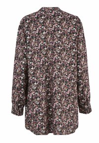 Lange Bluse in Schwarz mit floralem Muster, das rosa, weiße und beige Blumen zeigt. Weicher Stoff mit lockerer Passform und Kragen.