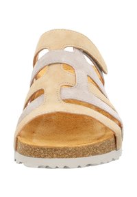 Beige und hellgraue Wildledersandale mit offenem Design, verstellbarem Riemen und strukturiertem Korksohle. Verfügt über Aussparungen für Atmungsaktivität.