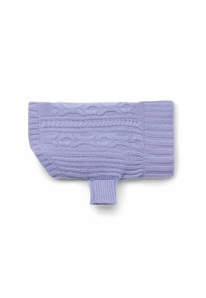 Lyse lilla strikket hundetrøje med teksturerede mønstre, en mock neck og en snorholderløkke. Klassisk pasform og blødt materiale.