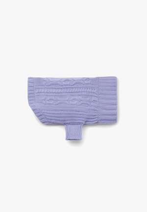 Lyse lilla strikket hundetrøje med teksturerede mønstre, en mock neck og en snorholderløkke. Klassisk pasform og blødt materiale.
