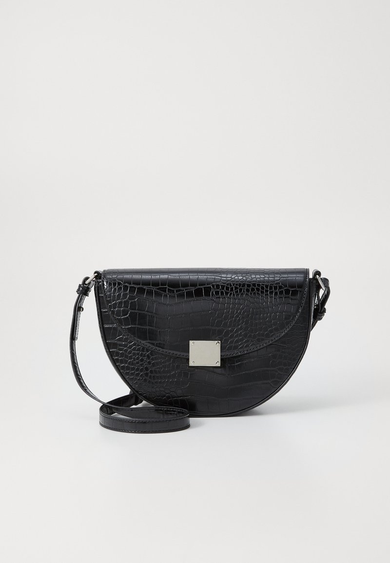 Bolso cruzado negro con textura de cocodrilo sintético, forma redondeada, cierre de solapa magnético y un acento cuadrado plateado en la parte delantera.