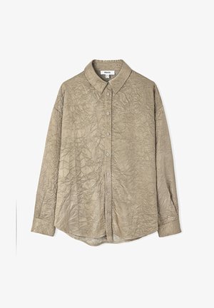 Chemise beige à manches longues avec col et boutons, en tissu texturé froissé, dotée de poignets standards.