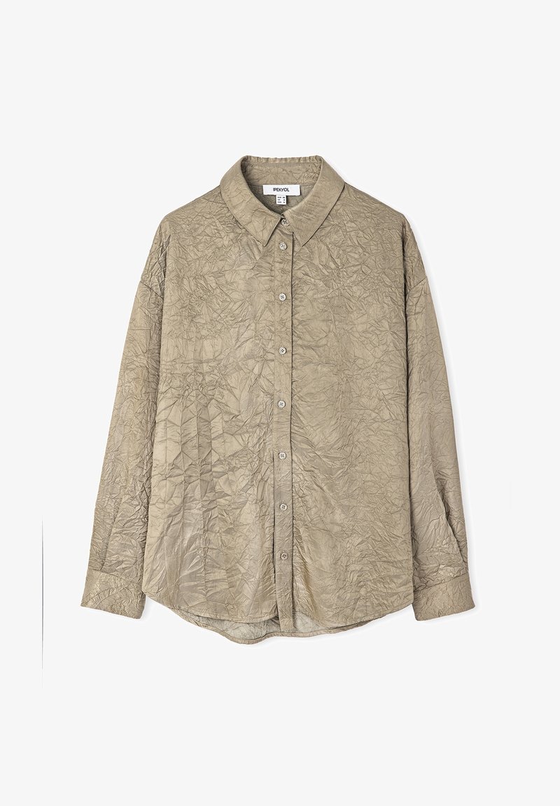 Chemise beige à manches longues avec col et boutons, en tissu texturé froissé, dotée de poignets standards.