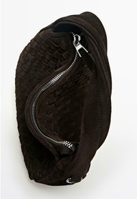 Borsa in camoscio marrone con trama intrecciata, cerniera argento e forma arrotondata. L'interno mostra una morbida fodera.