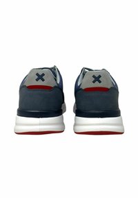 Zapatillas deportivas en azul y gris con una parte superior de malla texturizada, cuello acolchado y entresuela blanca con detalles rojos en la suela.