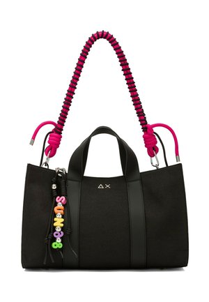 Schwarze Tragetasche mit zwei kurzen Griffen und einem abnehmbaren, rosa-schwarz gewickelten Schulterriemen, verziert mit bunten Buchstabenperlen, die "Sun68" buchstabieren.