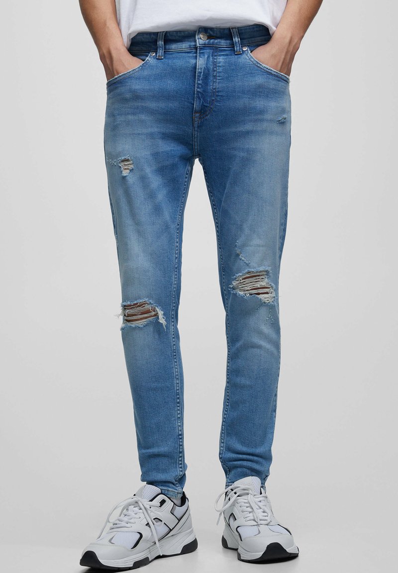 PULL&BEAR RIPPED Slim fit jeans light blue denim/lichtblauw
