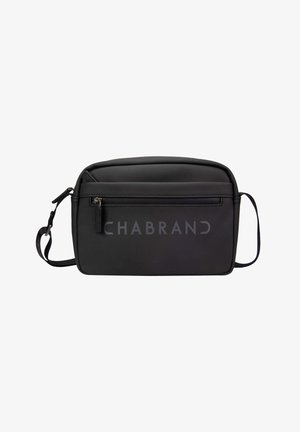 Bolso cruzado negro con una textura suave, bolsillo frontal con cremallera, correa ajustable y el logo "Chabrand" grabado en el frontal.