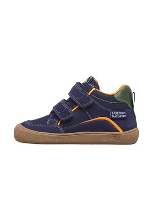 Basket enfant bleu marine avec bordure orange, deux bandes Velcro, patch vert au talon et semelle en caoutchouc marron étiquetée Barefoot Naturtex.