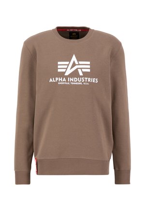 Pulover cu guler rotund de culoare maro, realizat dintr-un material moale, având un logo imprimat alb, manșe și băgații cu model côté, precum și un etichetă de accent roșie pe lateral.