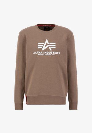 Pulover cu guler rotund de culoare maro, realizat dintr-un material moale, având un logo imprimat alb, manșe și băgații cu model côté, precum și un etichetă de accent roșie pe lateral.