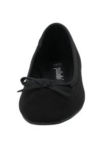 Bailarinas negras hechas de una tela suave con punta redondeada, que presentan un pequeño lazo en la parte frontal y una suela lisa y sin adornos.