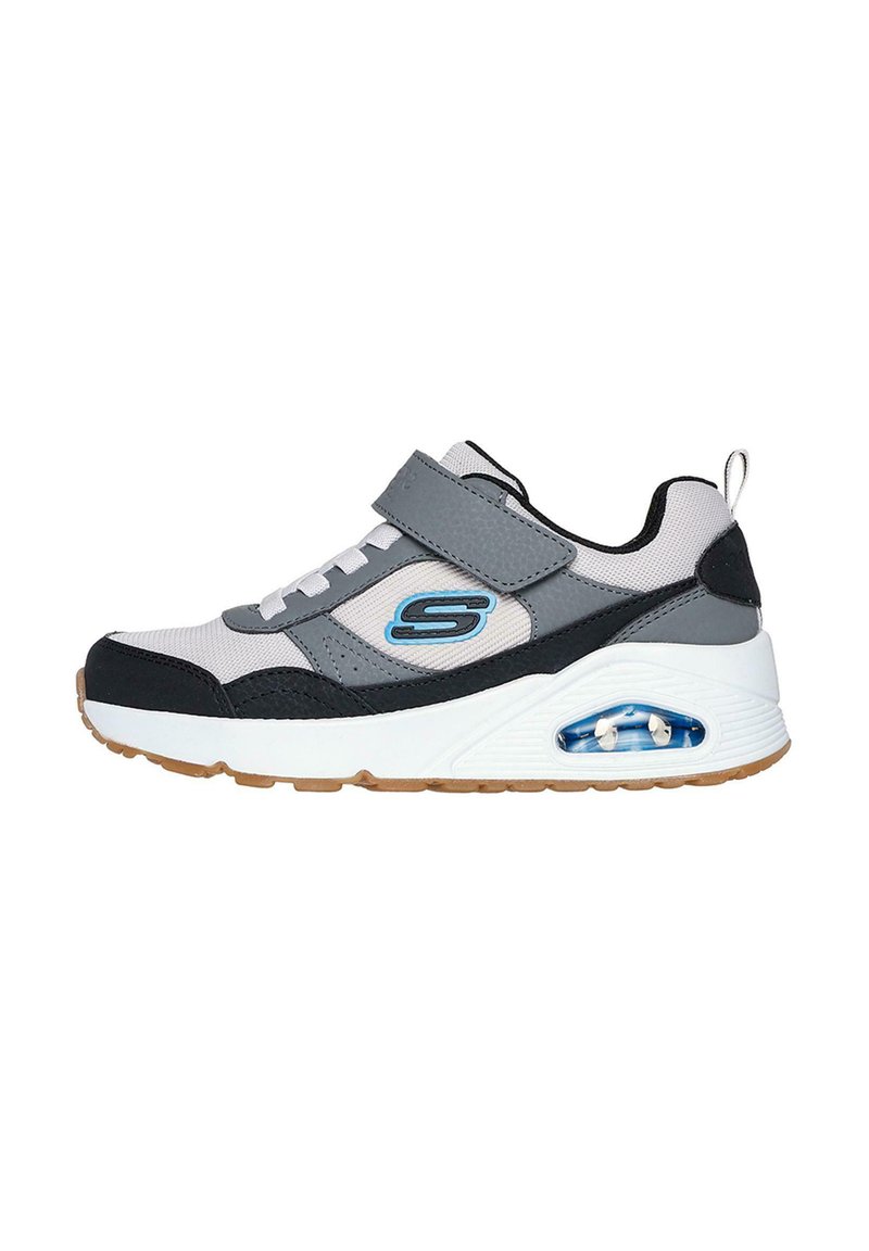 Zapatilla Skechers con parte superior de tela gris y detalles negros, entresuela blanca, correa en el tobillo, logo azul y amortiguación de aire visible.