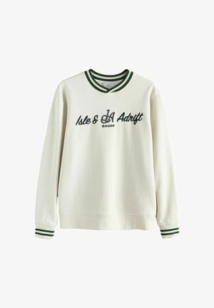 Kremowa bluza z ciemnozielonym paskowanym kołnierzem i mankietami, z haftowanym napisem "Isle & Adrift Goods" na wysokości klatki piersiowej.