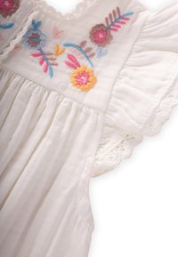 Weisses Baumwollkleid mit buntem floralen Stickmotiv in Pink, Blau und Gelb, mit gewelltem Spitzenbesatz und gerafftem Stoffdesign.