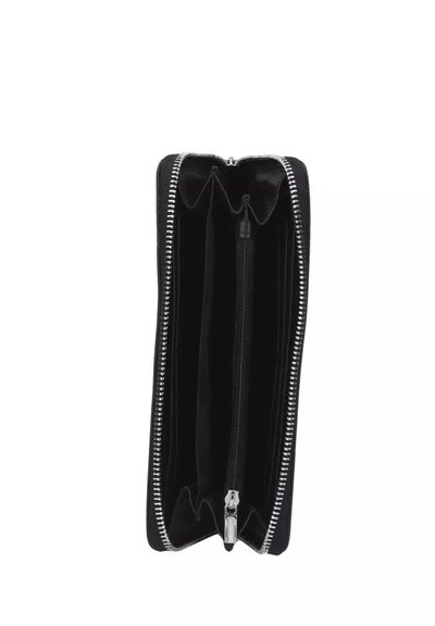 Portafoglio in pelle nera con una texture liscia, dotato di un compartimento centrale con zip e più slot per carte. Accento con zip in tono argento.