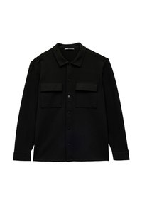 Camisa negra de botones, hecha de una tela suave con cuello puntiagudo, que cuenta con dos bolsillos en el pecho y un dobladillo recto. Sin patrones ni acentos visibles.