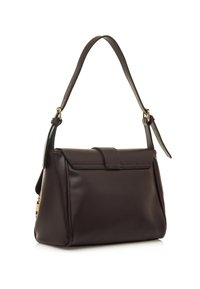 Borsa a tracolla in pelle marrone con forma strutturata, una tracolla corta, chiusura a patta e dettagli in hardware dorato. Tessuto liscio con dettagli minimi.