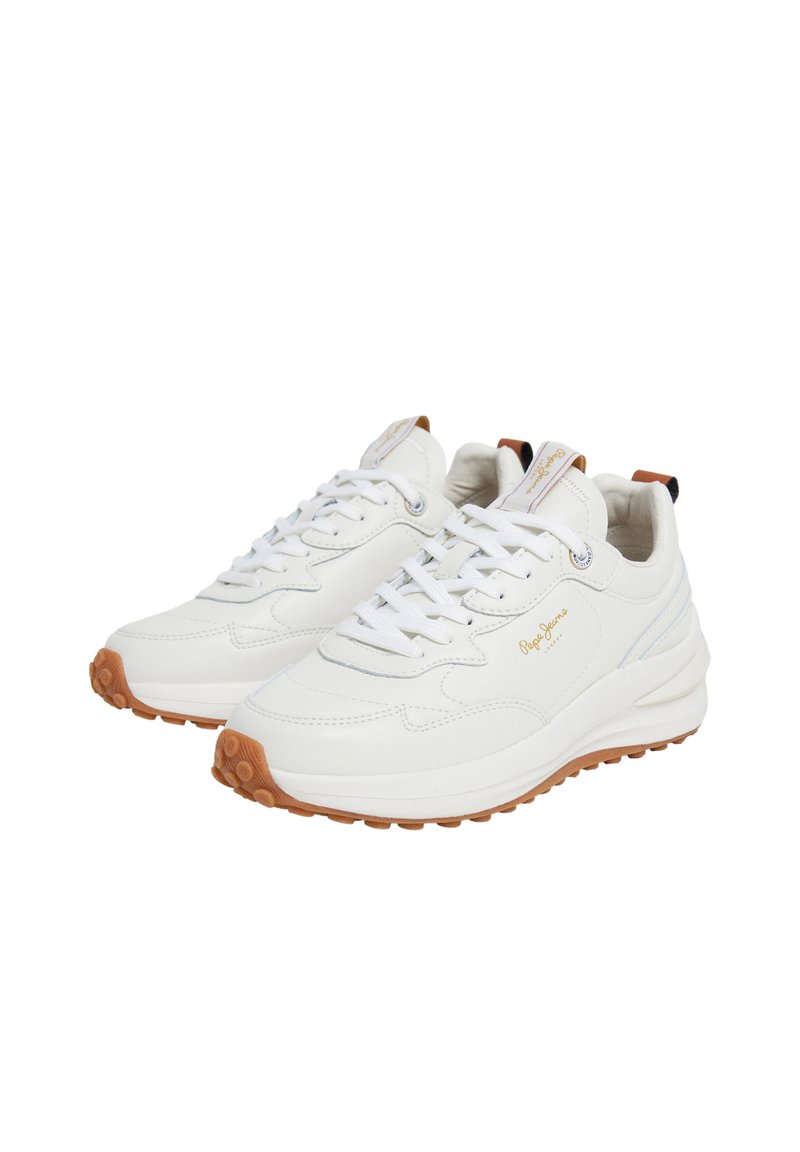 Weiße Sneakers aus glattem Leder mit einer strukturierten Gummisohle. Zu den Merkmalen gehören flache weiße Schnürsenkel, ein tanfarbener Akzent an der Ferse und eine Markierungsdetail.
