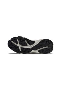 Sole di sneakers nera e grigia con modelli di grip in gomma testurizzata e una suola intermedia grigia chiara a contrasto con logo impresso.