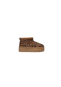 Stivaletto alla caviglia con stampa leopardata, realizzato in tessuto testurizzato con una base marrone e una suola piatta spessa, dotato di una linguetta sul retro.