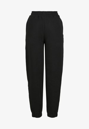 Melnas treniņbikses, kas izgatavotas no mīkstas auduma, ar elastīgu jostu, sašaurinātiem piedurknēm un vienkāršu dizainu bez rakstiem vai rotājumiem.