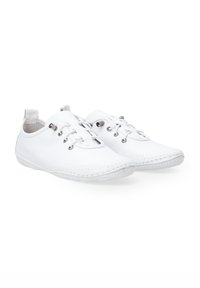 Witte leren sneakers met vetersluiting, ronde neus, gestructureerde stiksels en zilveren oogjes. Flexibele rubberen zool en minimalistische stijl.