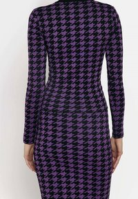Lila und schwarze Hahnentritt-musterierte Kleid mit langen Ärmeln, enganliegender Silhouette und strukturiertem Strickmaterial.