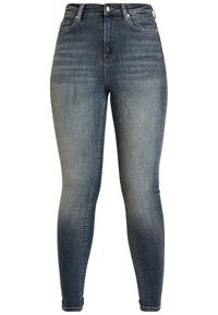 Hubené džínsy v středně modré barvě, s klasickým pětipocketovým designem, denimovou texturou a jemným vyblednutím pro opotřebovaný vzhled.