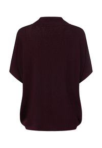 Oversized gebreide top in bordeauxrood met een subtiele textuur, korte mouwen en een kraag. Heeft een losse pasvorm en nette stiksels aan de achterkant.