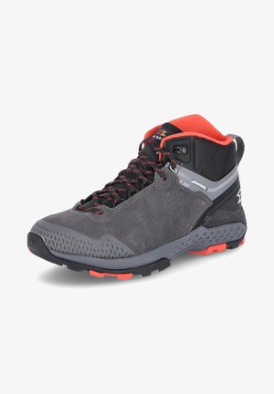 Szare buty trekkingowe z czerwonymi akcentami, wykonane z połączenia zamszu i materiałów syntetycznych, z teksturowaną podeszwą oraz wysokim krojem dla wsparcia kostki.