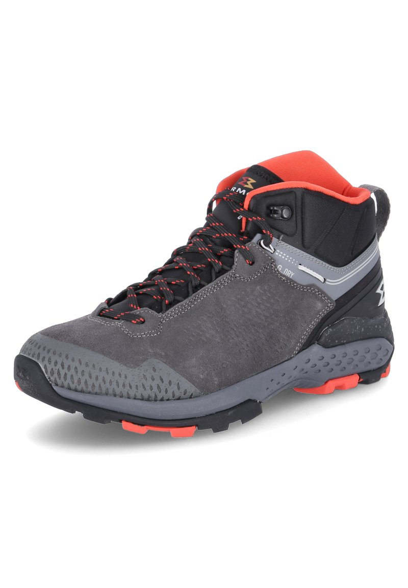 Botte de randonnée grise avec des accents rouges, dotée d'un mélange de daim et de matériaux synthétiques, semelle texturée et design montante pour un soutien de la cheville.