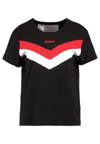 Camiseta de algodón negra con un patrón de chevron rojo y blanco en el pecho. Mangas cortas y cuello redondo; logo de Levi's en el frente.