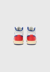 Weiße und rote High-Top-Sneaker mit blauen Akzenten, ausgestattet mit einem strukturierten Obermaterial, gepolstertem Schuhkragen und einer cremefarbenen Außensohle.
