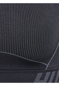 Schwarzer gerippter Sport-BH aus strukturiertem Material, mit breitem Logo-Bund und nahtlosem Design, das die ergonomische Passform und Unterstützung betont.